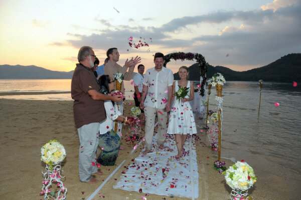 Nok Island Beach Marriage : Pia + Bernhard